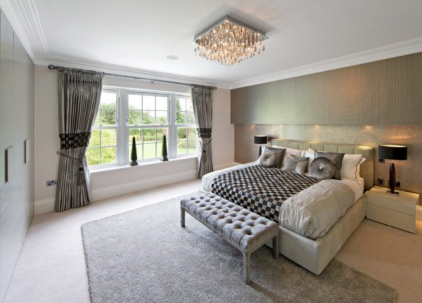 Kamar dengan lampu gantung kristal yang megah